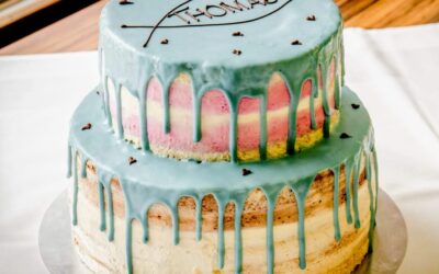 Rustikaler Drip Cake zur Taufe passend in Blau