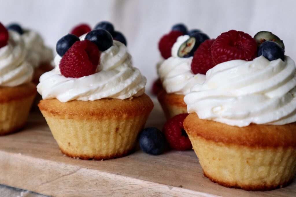 Cupcakes mit Topfencreme und frischen Beeren