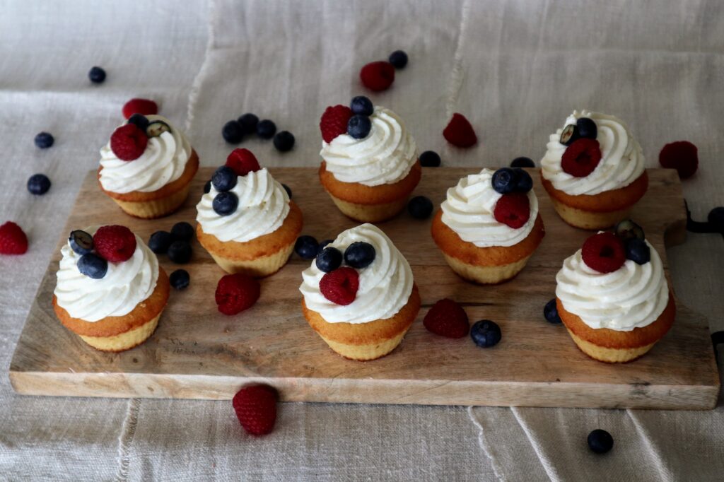 Cupcakes mit Topfencreme und frischen Beeren