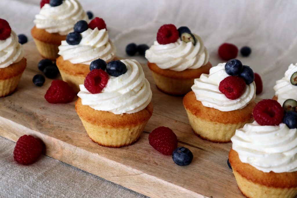 Cupcakes mit Topfencreme und frischen Beeren