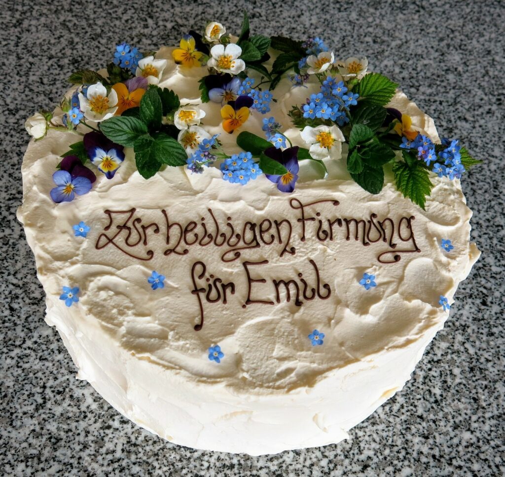 Torte zur Firmung mit Wiesenblumen