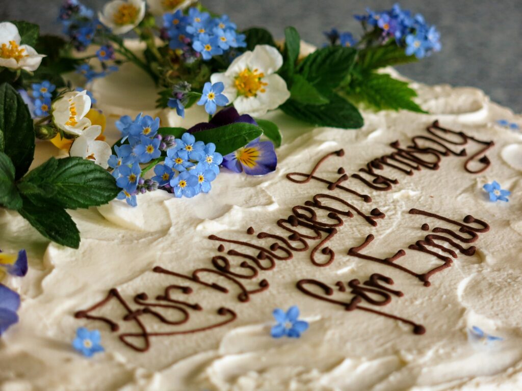 Torte zur Firmung mit Wiesenblumen