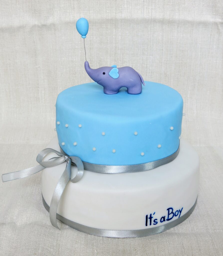 Süßer Elefant zur eleganten Tauftorte