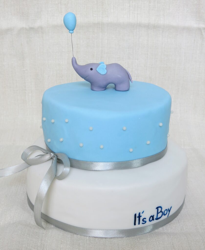 Süßer Elefant zur eleganten Tauftorte