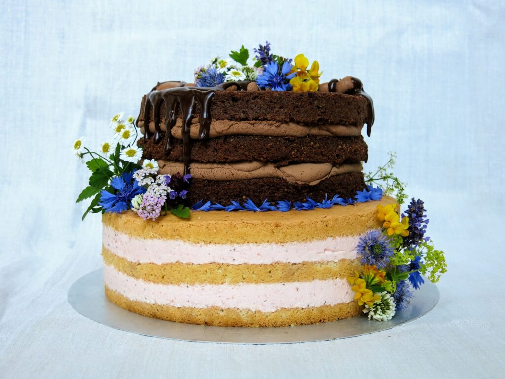 Naked Cake mit Wiesenblumen