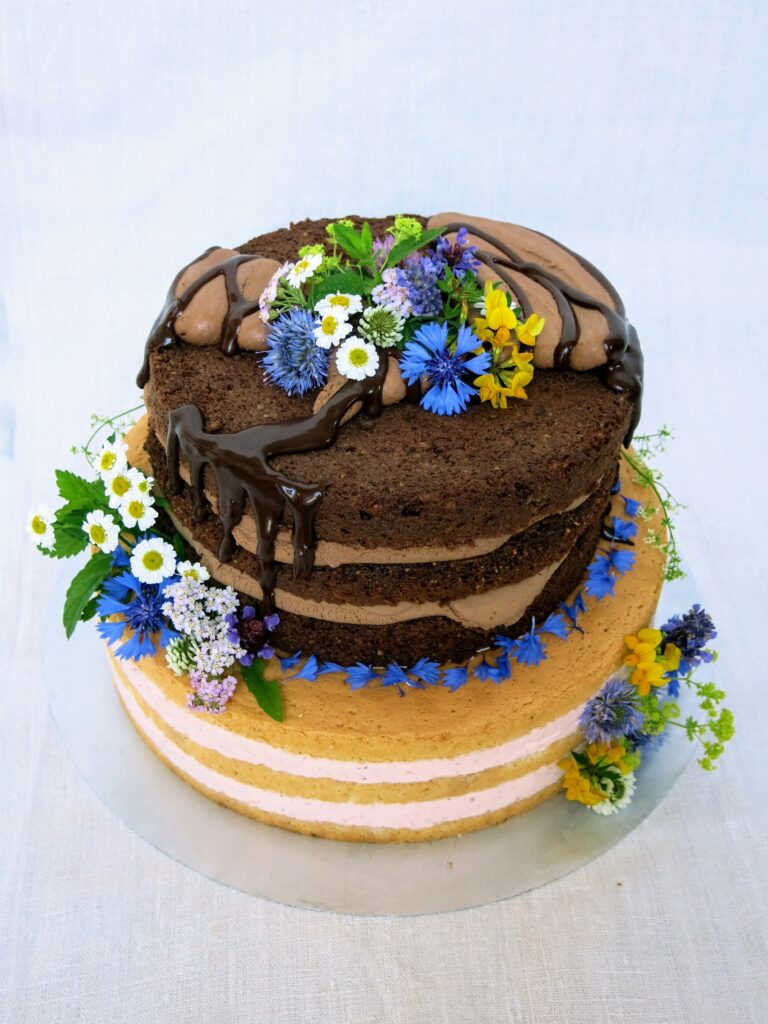 Naked Cake mit Wiesenblumen