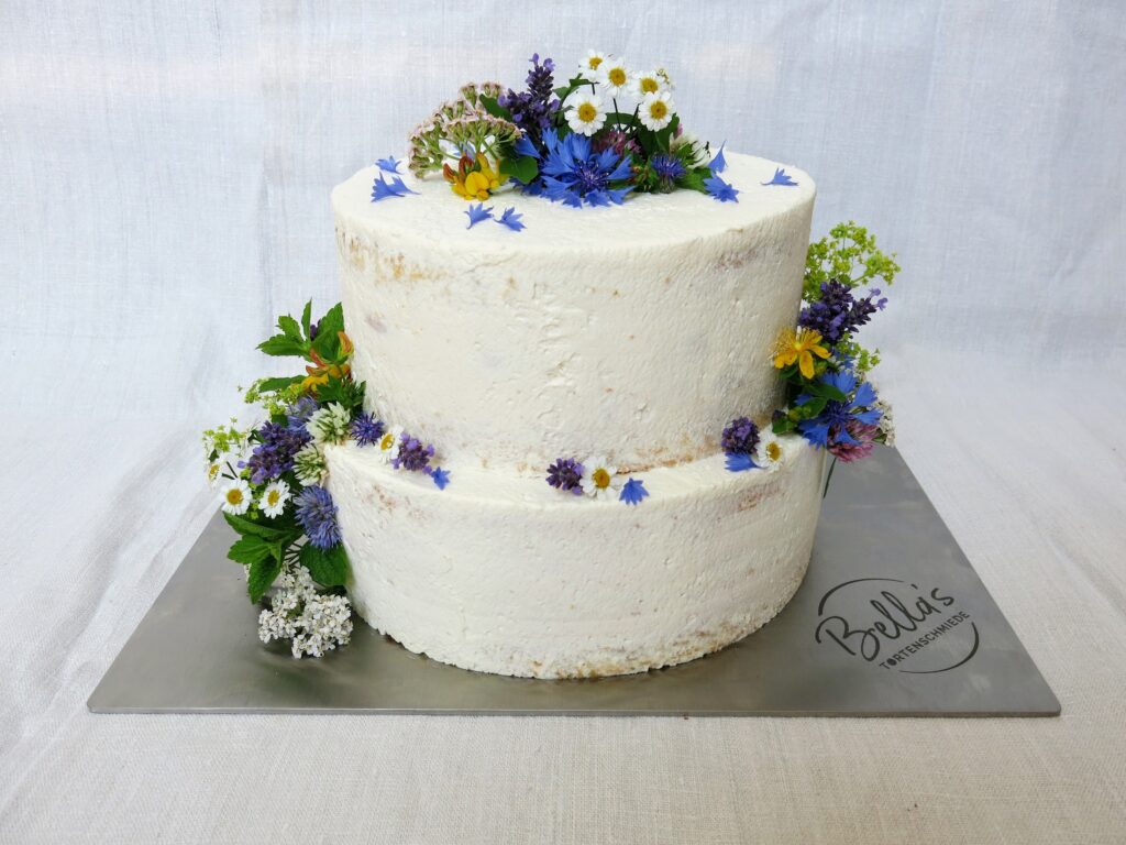 Torte mit Wiesenblumen