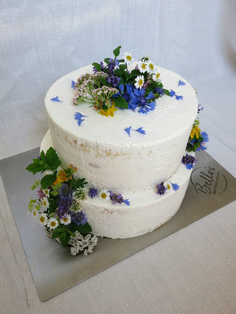 Torte mit Wiesenblumen