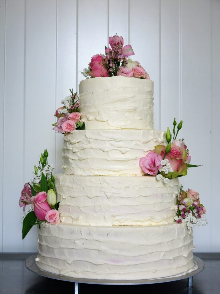 Dezenter Ruffle Cake mit zarten rosa Tönen