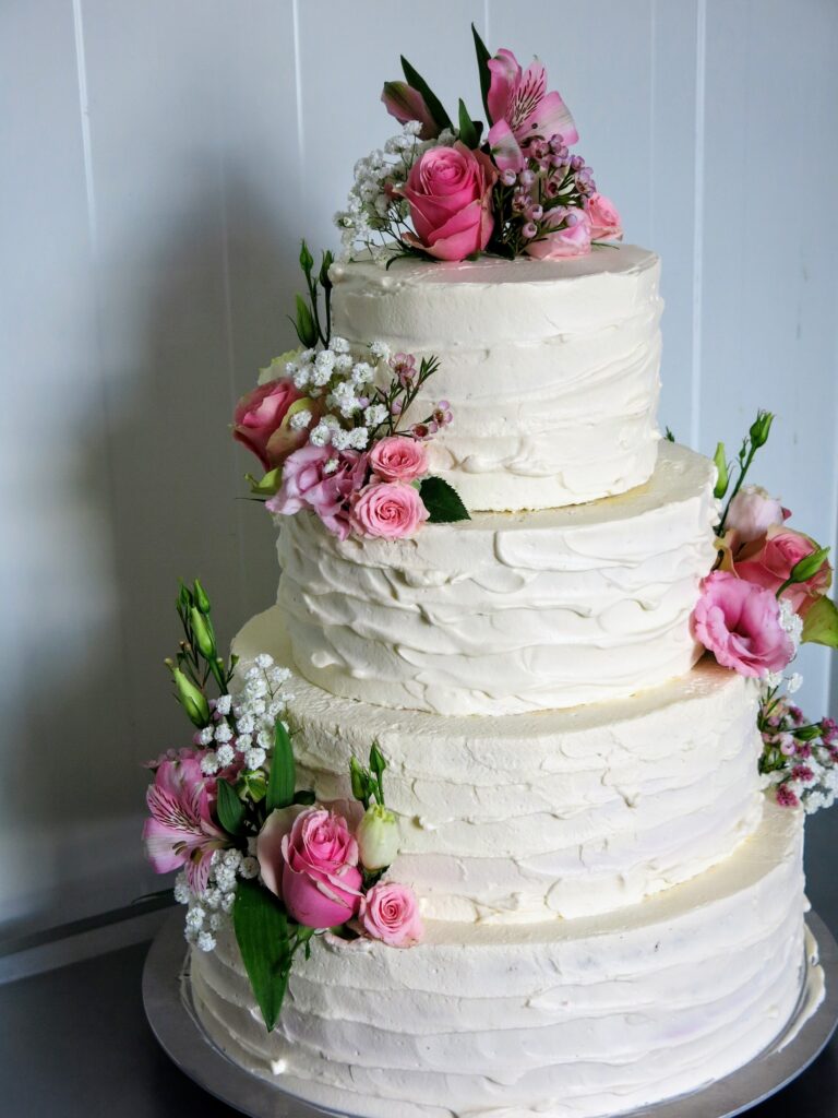 Dezenter Ruffle Cake mit zarten rosa Tönen