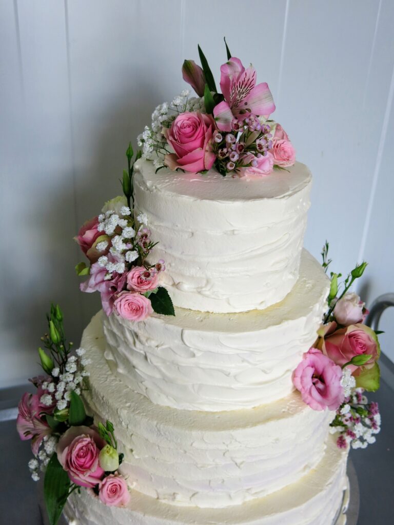 Dezenter Ruffle Cake mit zarten rosa Tönen