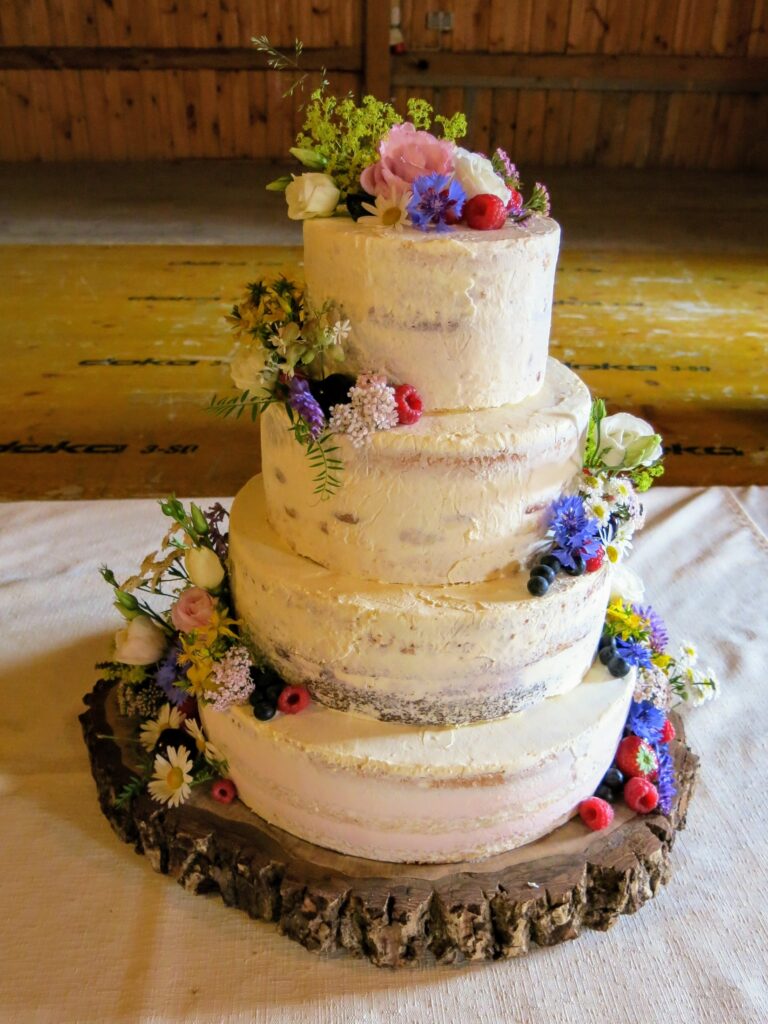 Torte mit Wiesenblumen