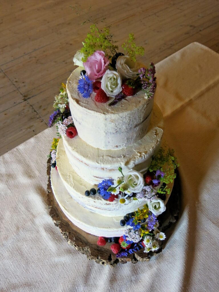 Torte mit Wiesenblumen