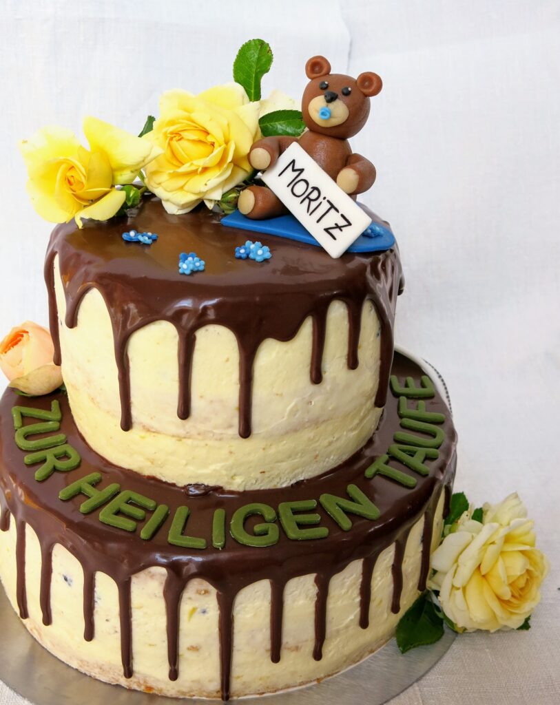 Drip Cake mit süßen Teddybär und natürlicher Deko zur Taufe