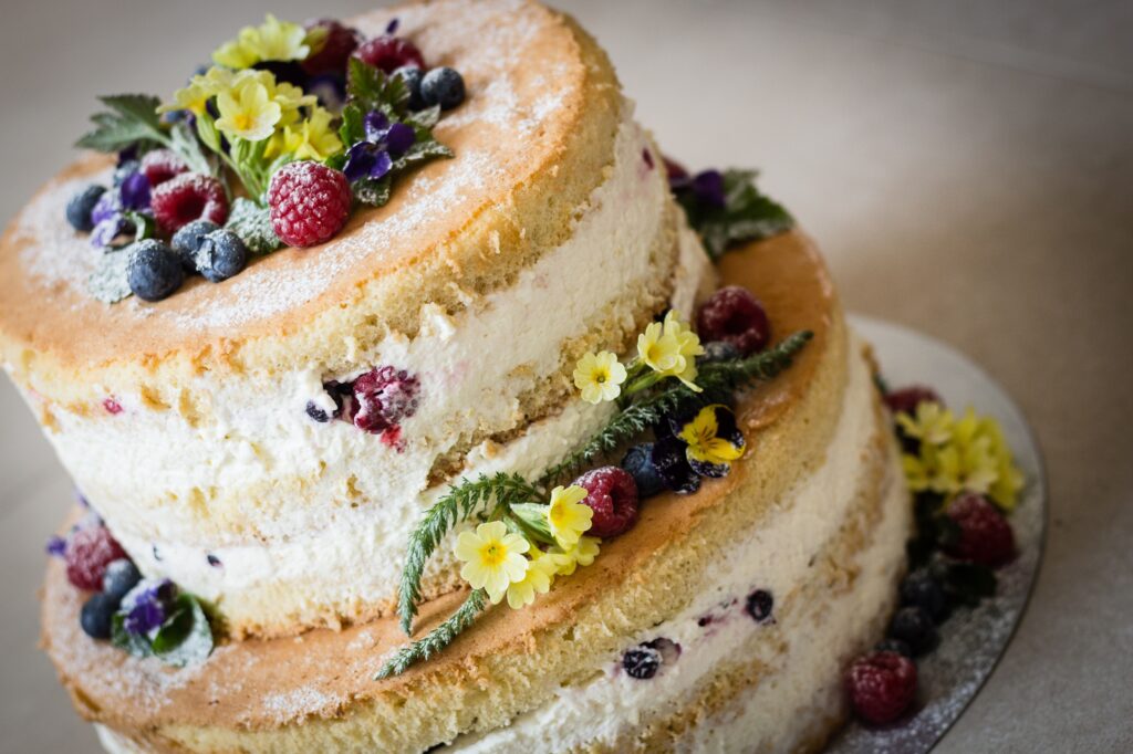 Topfen Torte mit frischen Beeren und Frühlings Blumen