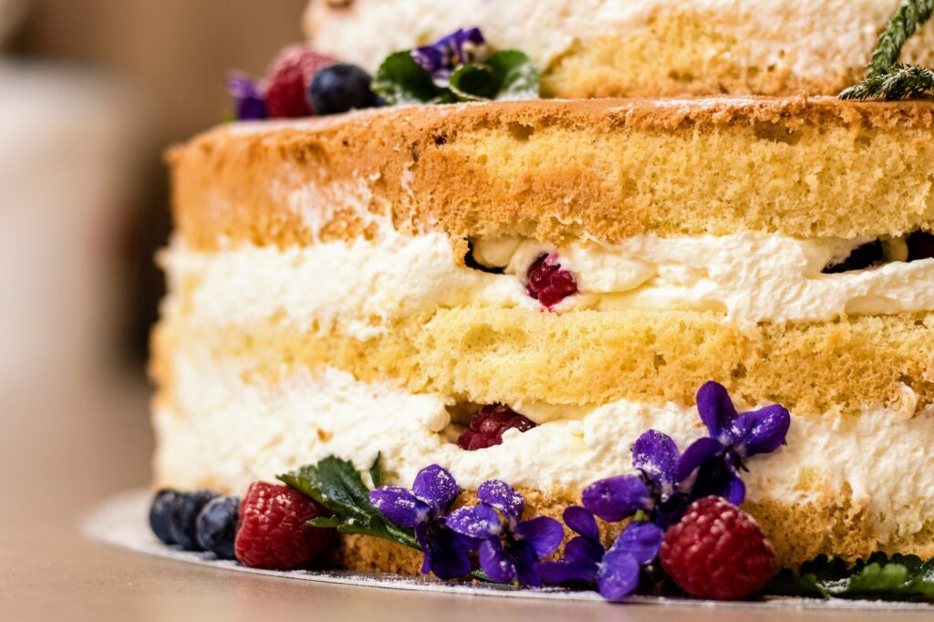 Topfen Torte mit frischen Beeren und Frühlings Blumen