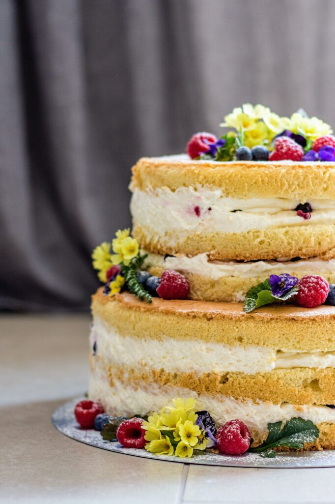 Topfen Torte mit frischen Beeren und Frühlings Blumen