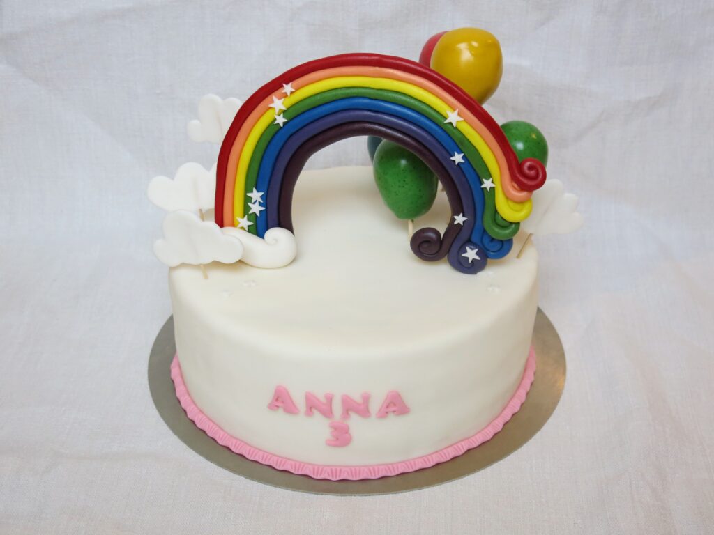 Torte mit Regenbogen und Luftballon Cakepops