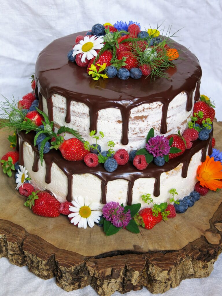 Drip Cake mit Wiesenblumen und frischen Beeren