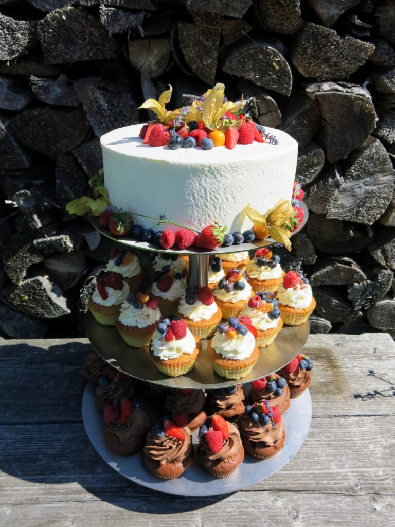 Hochzeitstorte mit Cup Cake Variationen