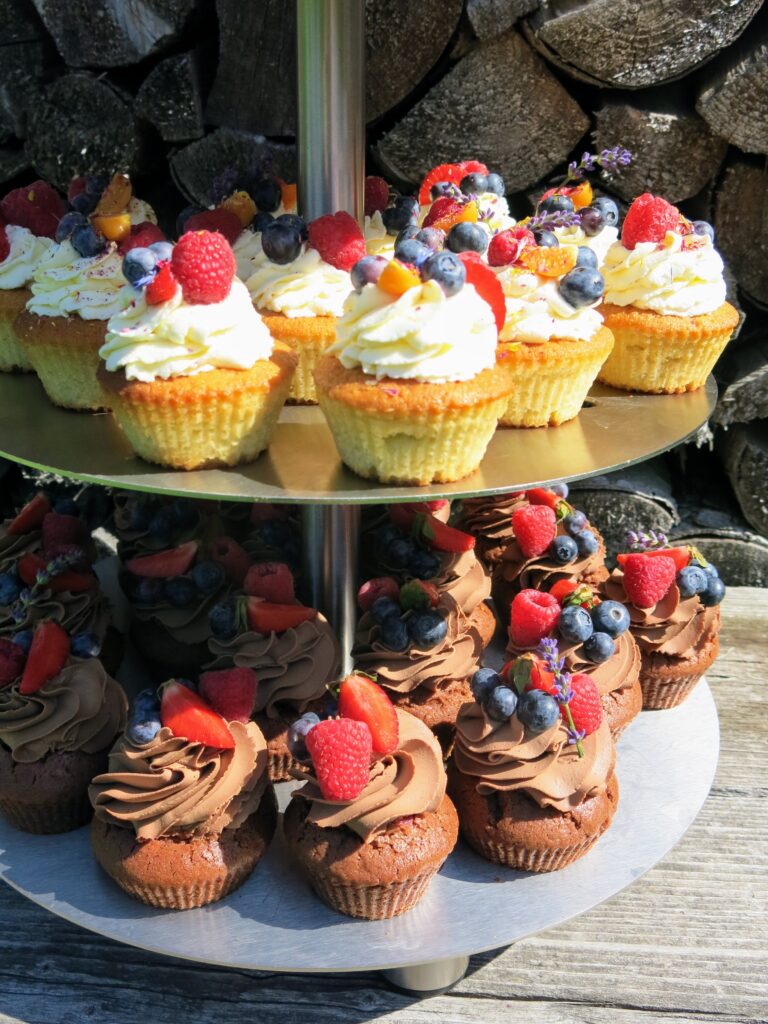 Hochzeitstorte mit Cup Cake Variationen