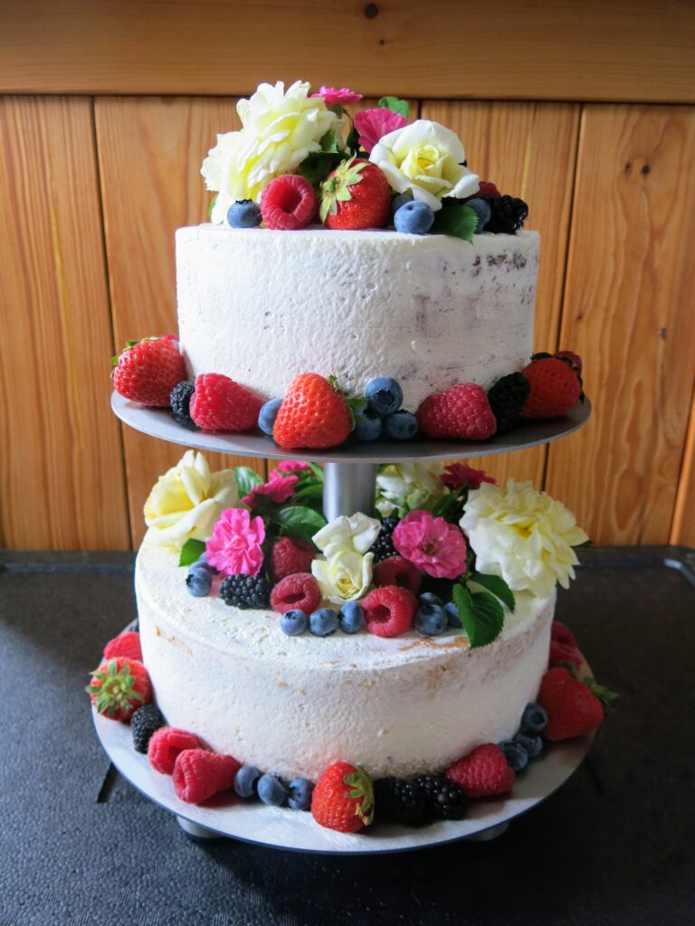 Semi Naked Cake mit frischen Beeren und Rosen von Mama =)