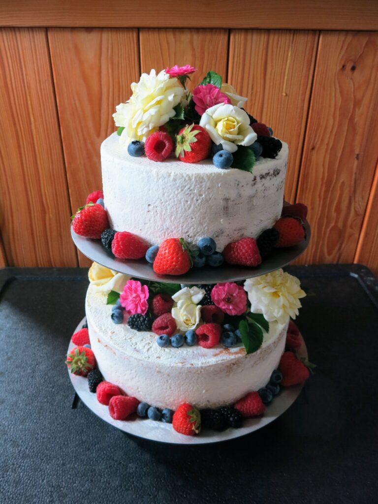 Semi Naked Cake mit frischen Beeren und Rosen von Mama =)